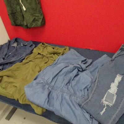 LOT 657. GIRLS CLOTHING