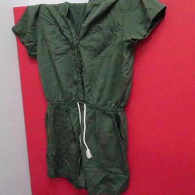 LOT 657. GIRLS CLOTHING