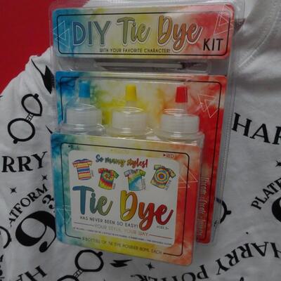LOT 658. GIRLS CLOTHING AND HARRY POTTER TIE DYE SHIRT KIT