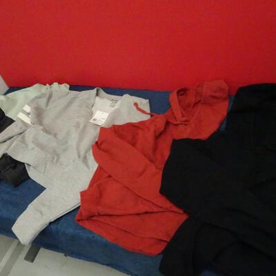 LOT 660. GIRLS CLOTHING