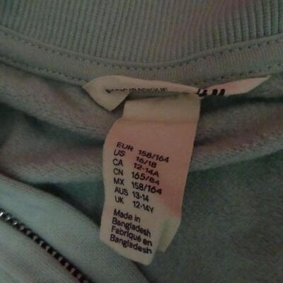 LOT 660. GIRLS CLOTHING