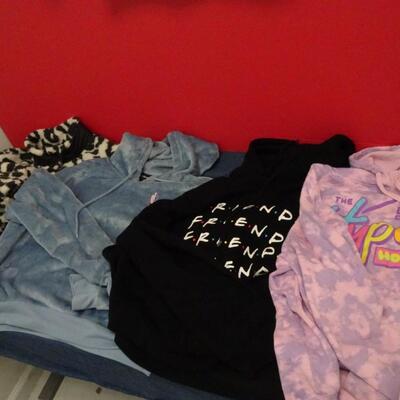 LOT 661. GIRLS CLOTHING