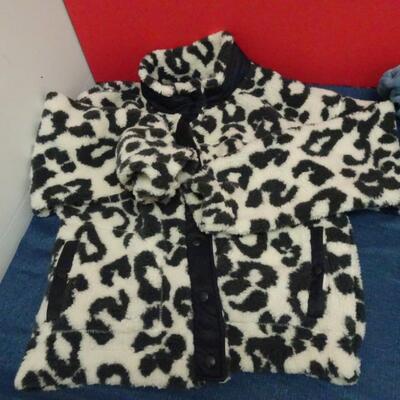 LOT 661. GIRLS CLOTHING