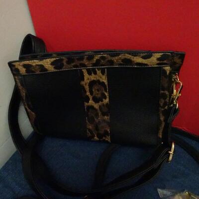 LOT 662. GROUPING OF PURSES