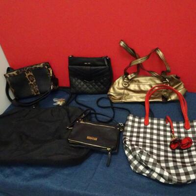 LOT 662. GROUPING OF PURSES