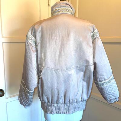Lot 185 Ladies Skiware Size 10 Vintage Quilted Jacket w/ Elastic Bottom Printed Accent