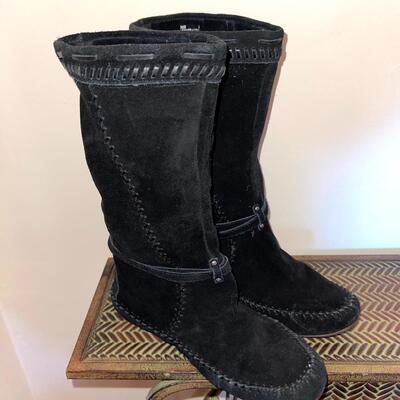 Lot 198 Pair Black Sued Moccasin Boots 7.5 & Red Leather Mules Pablo 7.5