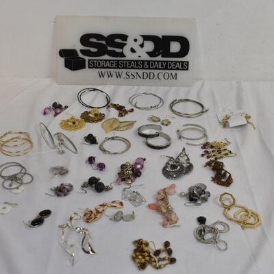 Costume J ewelry: 42 pairs earrings, gold tone, silver tone, rose gold tone