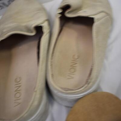 4 pc Women's: 3 prs shoes, 1 pair sandals Sizes 10M-11M, Vionic, JBU, Baretraps