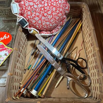 Lot 222 Group Sewing Items Basket Weiss Thread Pins Notions