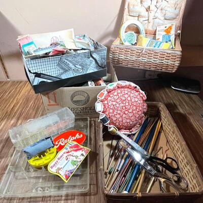 Lot 222 Group Sewing Items Basket Weiss Thread Pins Notions