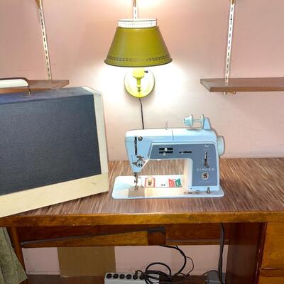 Lot 221 Singer Sewing Machine Model 600 Includes Case Button Holder Kit