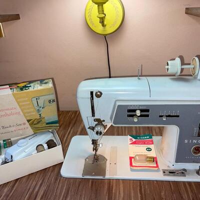 Lot 221 Singer Sewing Machine Model 600 Includes Case Button Holder Kit