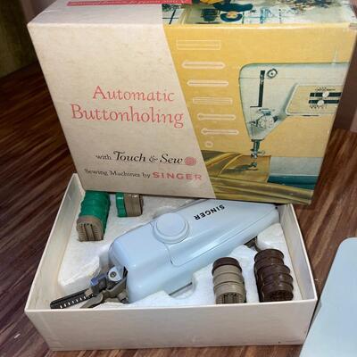 Lot 221 Singer Sewing Machine Model 600 Includes Case Button Holder Kit