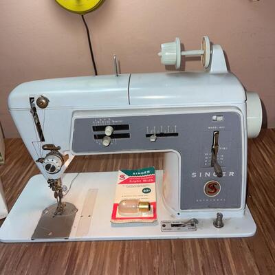Lot 221 Singer Sewing Machine Model 600 Includes Case Button Holder Kit