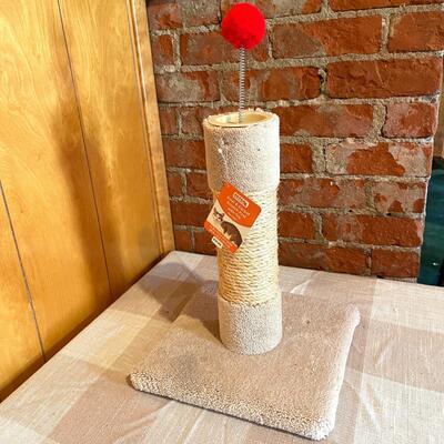 Lot 226 NEW Cat Scratching Post Petco Sisal & Carpet