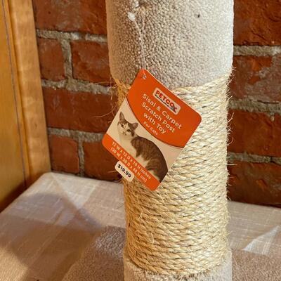 Lot 226 NEW Cat Scratching Post Petco Sisal & Carpet