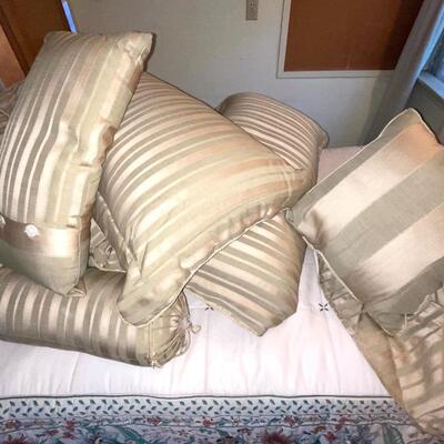 Lot 235 King Size Bed Set Comforter Skirt 2 King Shams 4 Throw Pillows Sage Green Ribbon