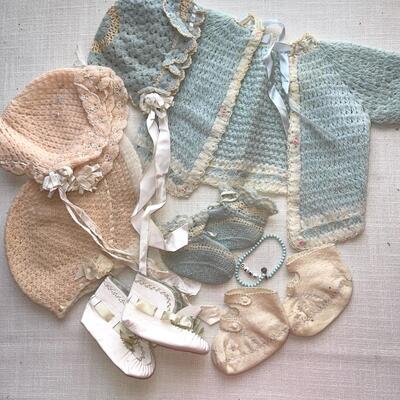 Lot 241 Vintage Knitted Baby Cloths Bonnets Boots 8pcs Good Condition