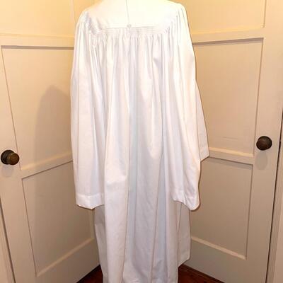 Lot 257 White Robe Choir Graduation Fraternal Organization Size Medium