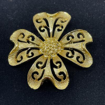 VINTAGE GOLD TONED SHAMROCK BROOCH