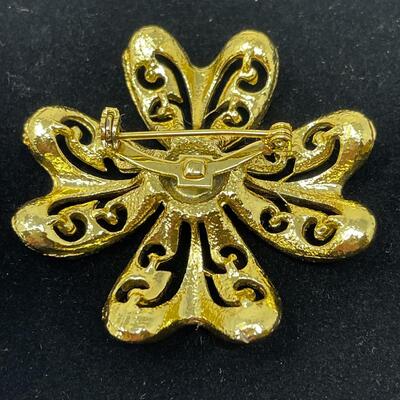 VINTAGE GOLD TONED SHAMROCK BROOCH