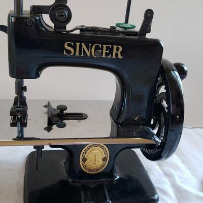 Singer Sewhandy miniature sewing machine 1953