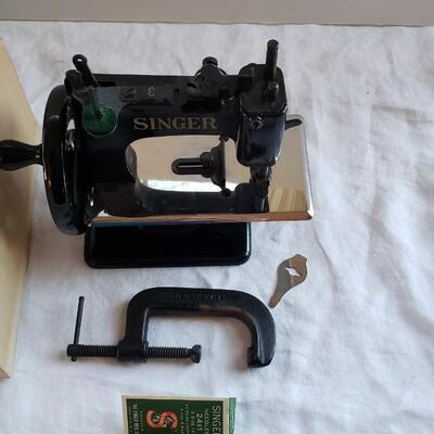 Singer Sewhandy miniature sewing machine 1953