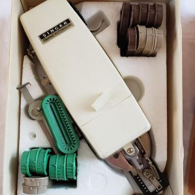 Singer buttonholer