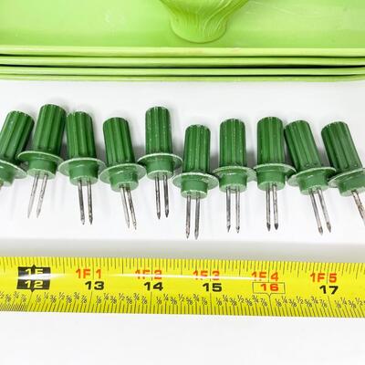 VINTAGE ROYAL SERV-RIGHT PLASTIC CORN COB TRAYS (5) & SKEWERS (10)