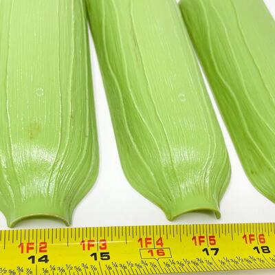 VINTAGE ROYAL SERV-RIGHT PLASTIC CORN COB TRAYS (5) & SKEWERS (10)