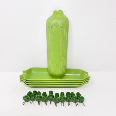 VINTAGE ROYAL SERV-RIGHT PLASTIC CORN COB TRAYS (5) & SKEWERS (10)