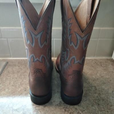 LOT 22 MEN'S ARIAT 8D COWBOY BOOTS