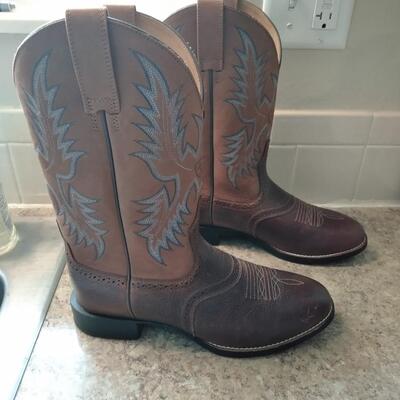 LOT 22 MEN'S ARIAT 8D COWBOY BOOTS