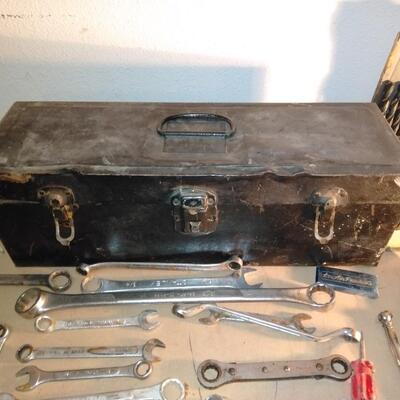 LOT 101 OLD METAL TOOLBOX WITH TOOLS