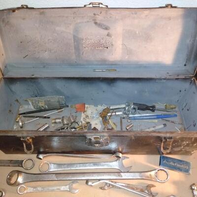 LOT 101 OLD METAL TOOLBOX WITH TOOLS