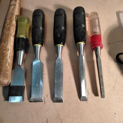 LOT 102 WOODWORKING HAND TOOLS & PLANER