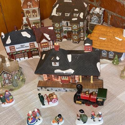 Lot 295 Heritage Village Collections Dickens Village Series 5 Large 4 Small 2 Partial Sets