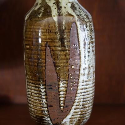 ATTRACTIVE GLAZED ART POTTERY VASE UNSIGNED.