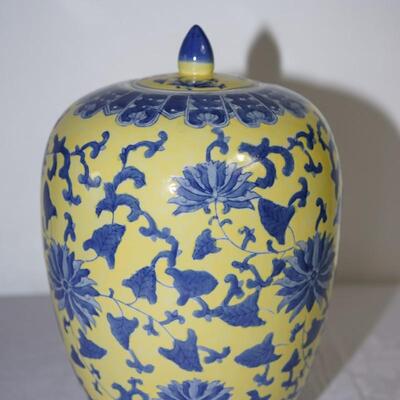 CHINESE PORCELAIN ENAMELLED GLAZED JAR WITH LID. BLUE AND YELLOW. DECORATIVE