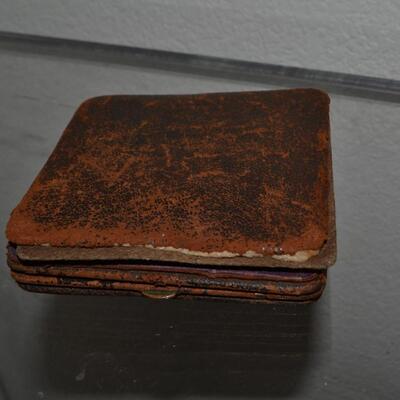 LOT 983. ANTIQUE WALTHAM 8 DAY TRAVEL CLOCK IN LEATHER CASE