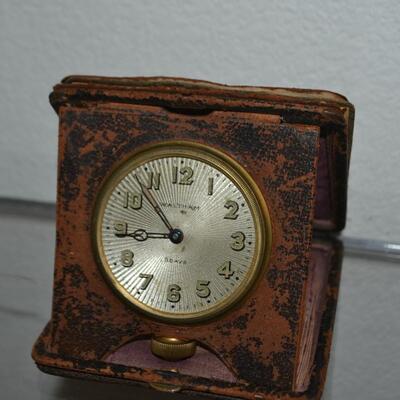 LOT 983. ANTIQUE WALTHAM 8 DAY TRAVEL CLOCK IN LEATHER CASE