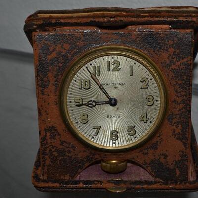 LOT 983. ANTIQUE WALTHAM 8 DAY TRAVEL CLOCK IN LEATHER CASE