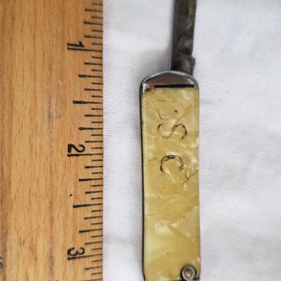 2 vintage pocket knives