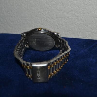 LOT 985. VINTAGE SEIKO QUARTZ & TIMEX WATCH WITH NO BAND