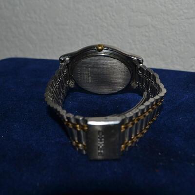 LOT 985. VINTAGE SEIKO QUARTZ & TIMEX WATCH WITH NO BAND