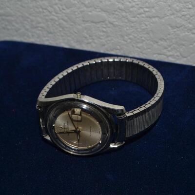 LOT 986  VINTAGE UNIVERSAL AUTOMATIC WRIST WATCH