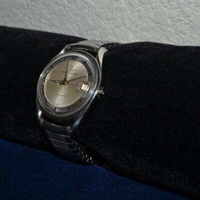 LOT 986  VINTAGE UNIVERSAL AUTOMATIC WRIST WATCH
