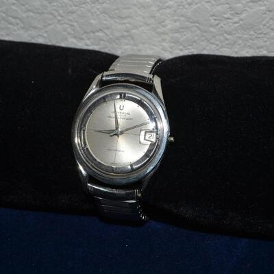 LOT 986  VINTAGE UNIVERSAL AUTOMATIC WRIST WATCH