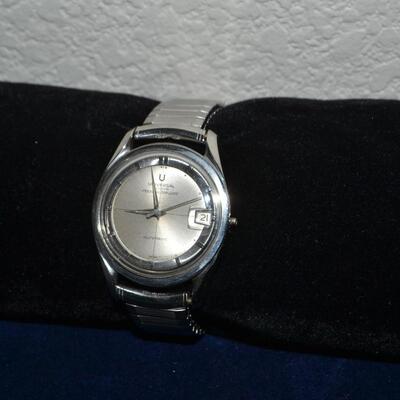 LOT 986  VINTAGE UNIVERSAL AUTOMATIC WRIST WATCH